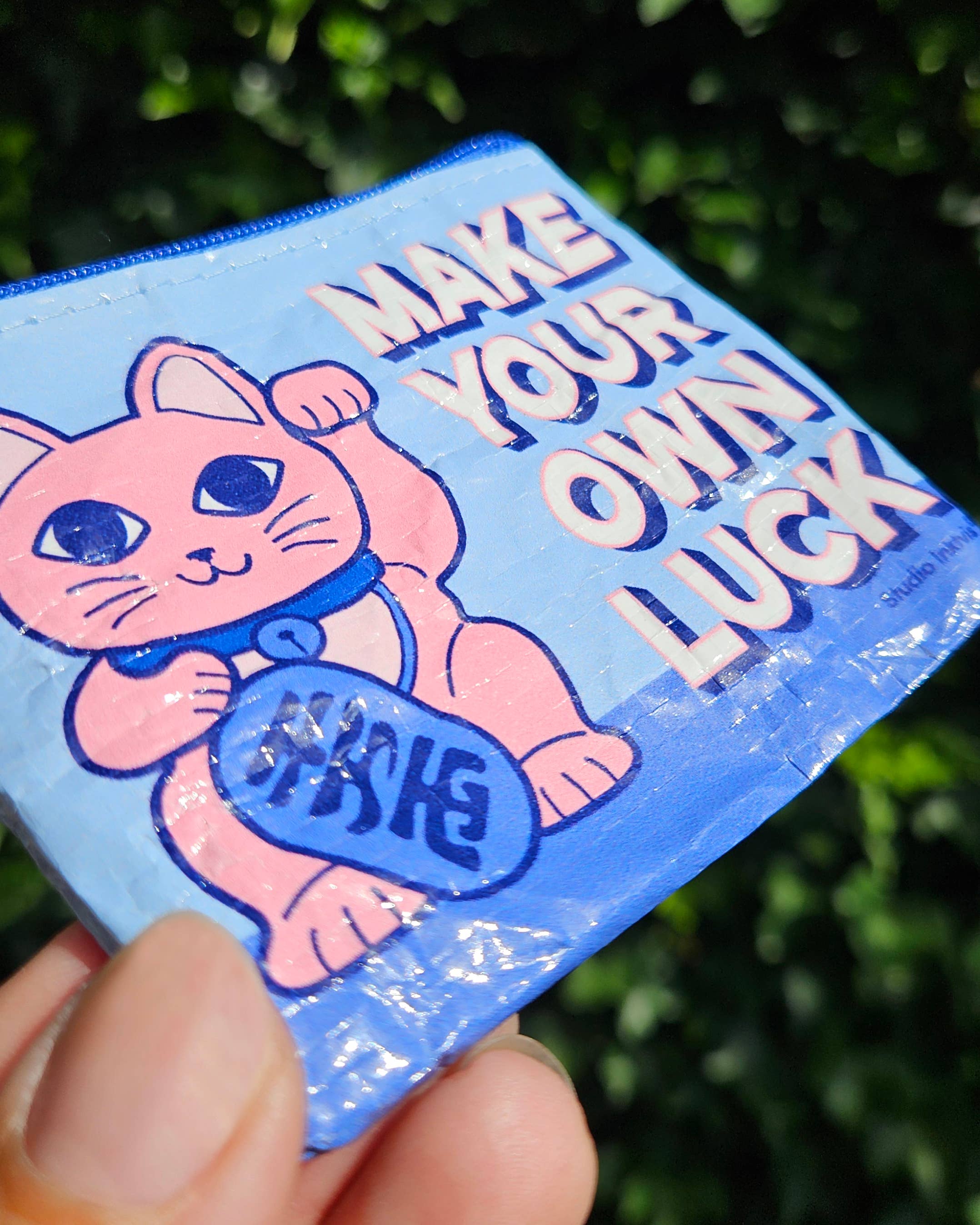 Maneki Neko mini plånbok – Lyckokatt i återvunnet material - Image 4