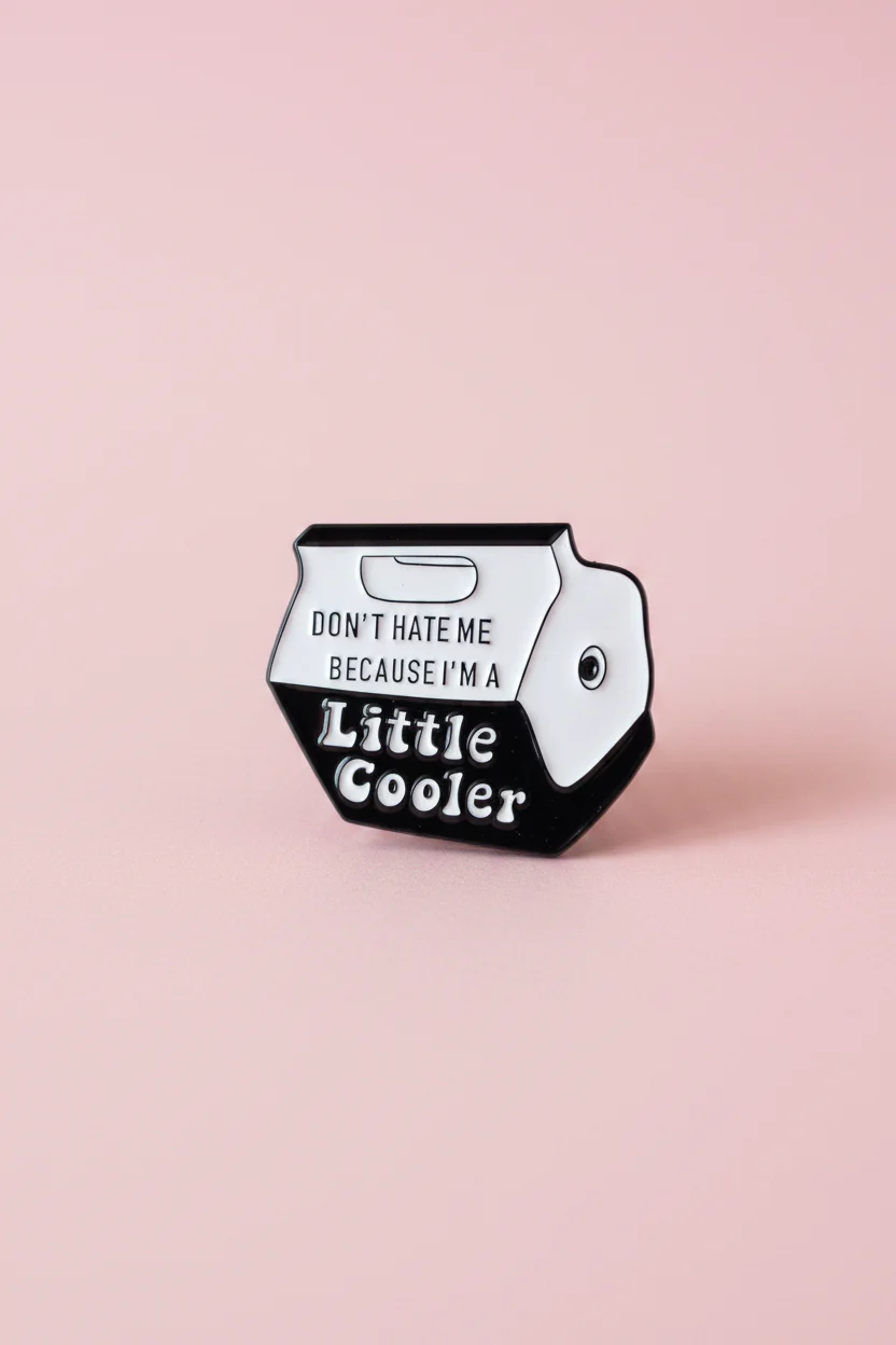 Pin -”Don’t hate me because I’m a Little Cooler” Svart